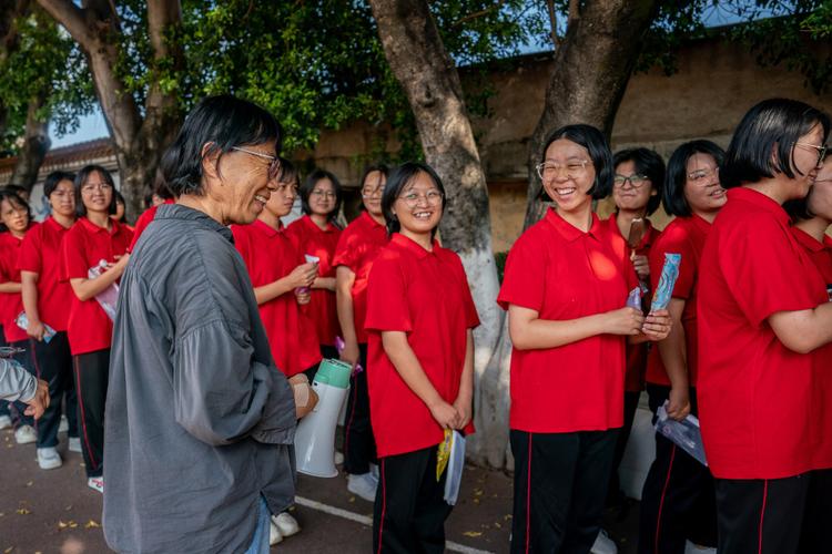 新澳门精准免费大全和张桂梅将第15次送考与张桂梅连续11年送考从未缺席